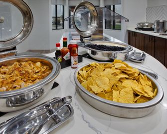 Staybridge Suites Ames By IHG - Ames - Buffet