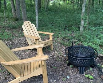 Cozy Secluded Safari Tent Immersed in Nature in Ravenna, Ohio - Ravenna - Patio