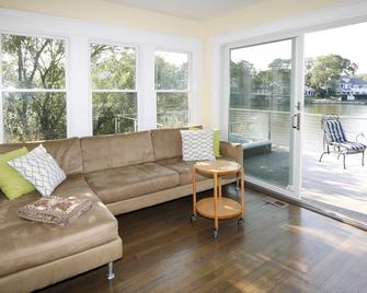 Luxury Oasis Panoramic Lake Views - terrace and hot-tub overlooking Deal Lake - Asbury Park - Living room