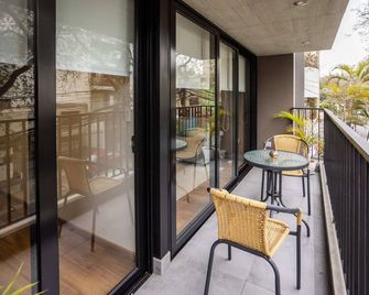 Alcanfores 1262 by Wynwood House - Lima - Balkon