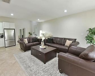 Cozy home with private entrance! - Wellington - Living room