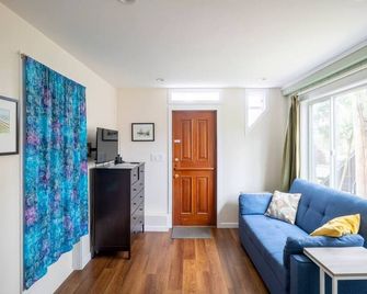 Haven in the trees, minutes from hiking trails - Mill Valley - Living room