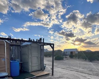 New Build 2 person Bear Cave Cabin close to Big Bend NP & SP - Terlingua