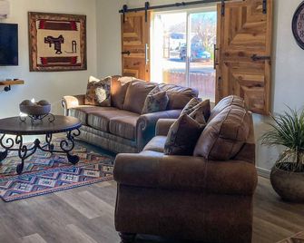 Desert Retreat in the heart of Page, Arizona - Page - Wohnzimmer