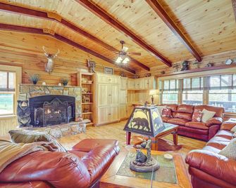 4 Mi to Grandfather Mtn! Family-Friendly Cabin - Little Switzerland - Living room