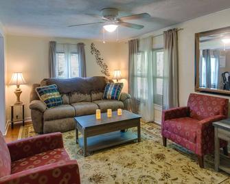 Waycross Vacation Rental with Private Backyard! - Waycross - Olohuone