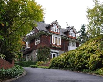 Convenient Stay, Superb Location! Close to Volunteer Park Water Tower, w/ Pool! - Bellevue - Gebouw