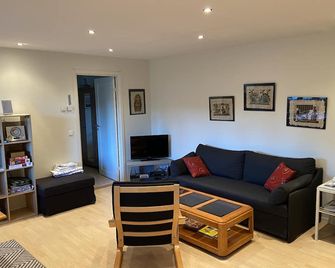 Guesthouse built on the owner's plot. close to beach, shop and golf course. - Trelleborg - Wohnzimmer