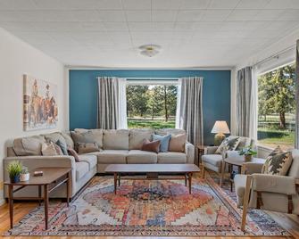 Riverside Home w/Spacious Yard, Full Kitchen, Grill, Pet Friendly, Wifi - Hesperus - Sala de estar