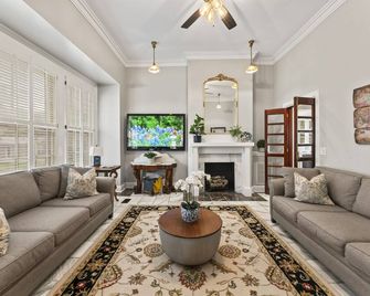 High Tea Cottage~Pool~Hot Tub~Walk Dwntwn~Fire Pit - Murfreesboro - Living room