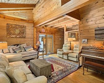 Ultimate Cabin Getaway w/ Hot Tub, Fire Pit and Lake to Recharge and Unwind! - Quakertown - Sala de estar