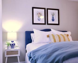Sleeps 12! 5 Bdrm-2 Kings,3 Queens-Deck & Patio-Mins To Pi & Beaufort - Port Royal - Bedroom