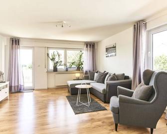 City Apartment Hasenheide - Wohnung mit 3 Schlafzimmern und Balkon mit Landschaftsblick - Renningen - Sala de estar