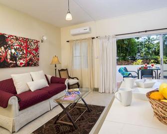 Ground floor apartment located in Hometown, 5 min walk to the Beach - Saint James - Living room