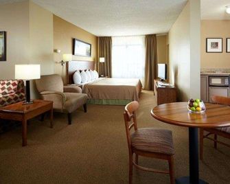Quality Inn & Suites P.E. Trudeau Airport - Dorval - Küche