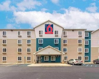 2 Full Beds | Non-Smoking, Kitchen - Pelham - Budova