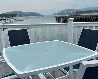 Elegant oceanfront home on Southwest Harbor minutes to trails and village center - Southwest Harbor - Balkón