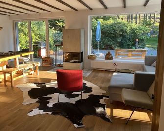 Bungalow directly on the forest incl. Fireplace & sauna - Schmitten - Wohnzimmer