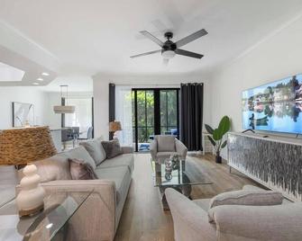 Chic 2 bed resort, 3 pools, lazyriver, walk to 5th Ave restaurants in fab Naples - Napoli - Ruang tamu