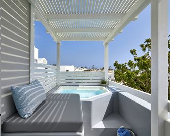 Blue Sea Hotel - קאמארי - מרפסת