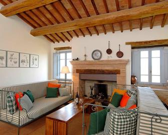 Agriturismo Pian Del Tevere - Torgiano - Wohnzimmer