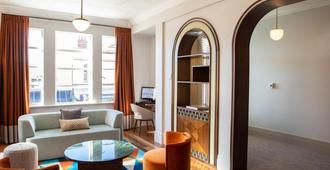 Tattersalls Hotel - Armidale - Living room