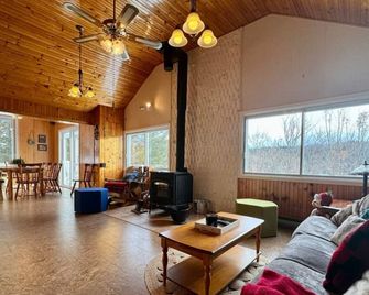 Le Lake House. Bord de l`eau, plage, spa,Billard! - Chertsey - Salon