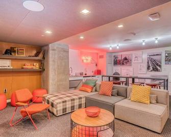 Industrial 1br Near Mit W/ Gym, Doorman, Roof Deck - Cambridge - Lounge