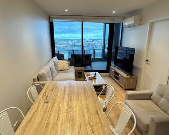 Incredible Cbd View Apartment - Footscray - Living room