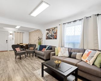 Ace Retreat. - Niagara Falls - Living room