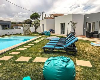 Furnaka Village Ecosurf - Lourinhã - Piscina