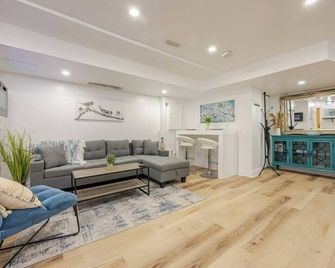 Luxurious 1000 Sq Ft Oasis - Brampton - Living room