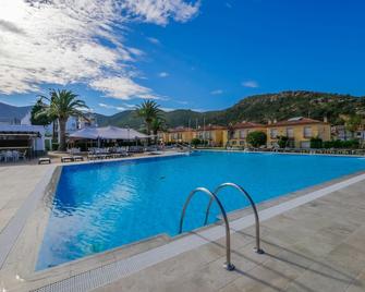 Agi Rescator Resort - Roses - Pool