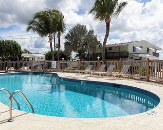 Island Retreat w/ Private Patio & Marina Views | Breakfast Included - Little Torch Key - Pool