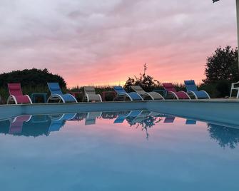 La Maison Bleue Familiale: A Peaceful Place To Recharge Your Batteries, And For Children Too - Saint-Sever - Piscine