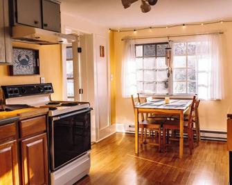 Cozy Apartment with Sauna in Historic Stone Ridge - Stone Ridge - Dining room