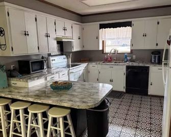3-bedroom house in welcoming Jasper with peaceful patio to enjoy your coffee. - Jasper - Keuken