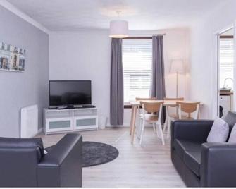 Peebles House - Coorie Doon Apartments - Ayr - Living room