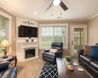 Little House on the 12th Hole - Luxury Golf Condo - Branson - Living room
