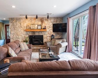 Spacious Catskills Home with Covered Hot Tub - Monticello - Wohnzimmer