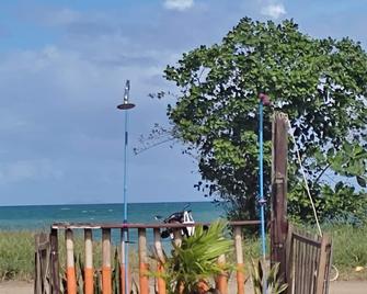 Rmtm's Beachfront Accommodation - Caramoan - Edificio