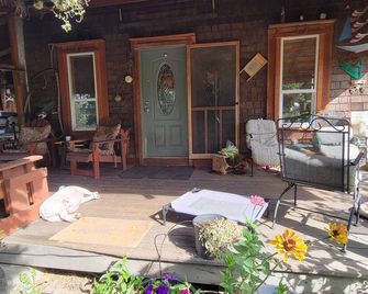Coeur d'Alene Lake cabin! Hot tub, fire place. Ski, hunt, fish & family fun! - Harrison - Patio