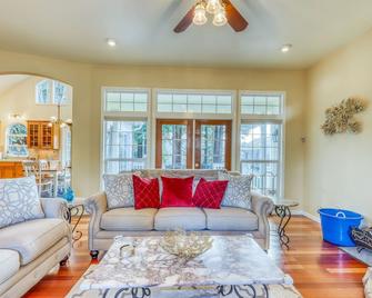 Dog-friendly, riverfront home on a cliff w/river views, private hot tub - Rio Dell - Living room