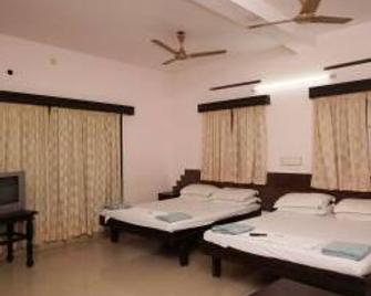 Triveni Tourist Home - Kanyakumari - Schlafzimmer