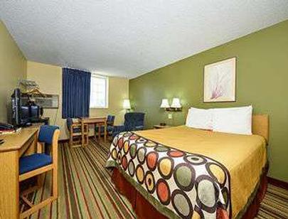 Super 8 by Wyndham Minot Airport - Minot - Bedroom