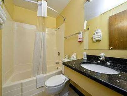 Super 8 by Wyndham Minot Airport - Minot - Bathroom