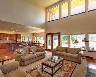 Close-in Beautiful Retreat: Large, Lodge-Like Private Lakefront Setting - Renton - Wohnzimmer