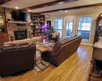 Saltwater Pool Oasis | Near Starkville & Columbus | Peaceful - Columbus - Living room