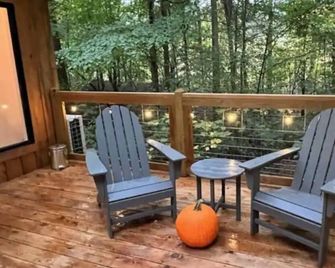 Secluded creekside treehouse cabin in Shelby with hot tub, AC, WiFi - Shelby - Balcón