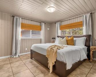 The Sleeping Moose I Fireplace I Pool Table I Tv - Fairmont Hot Springs - Bedroom